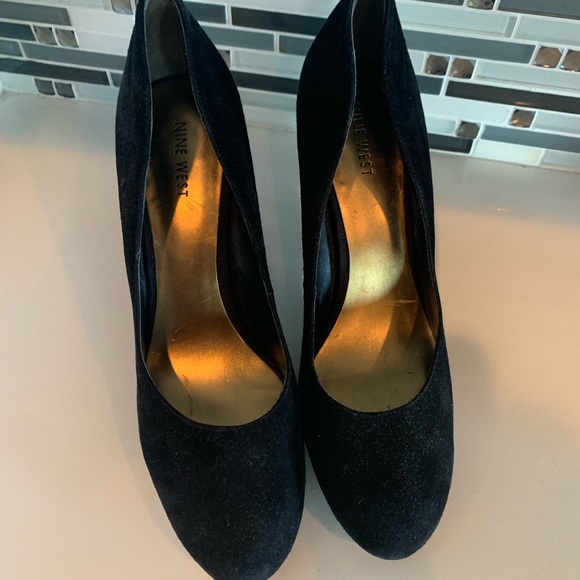 9.5 Nine West Suede Heels - Picture 2 of 3